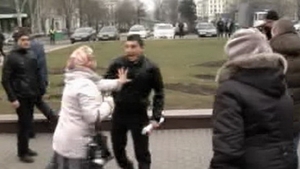 O BUNICUTA violenta a atacat un protestatar pro-Kremlin si a castigat lupta! Imaginile care fac inconjurul lumii!