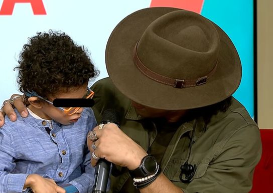 Lora a izbucnit în lacrimi la TV. Ce a emoţionat-o pe artistă