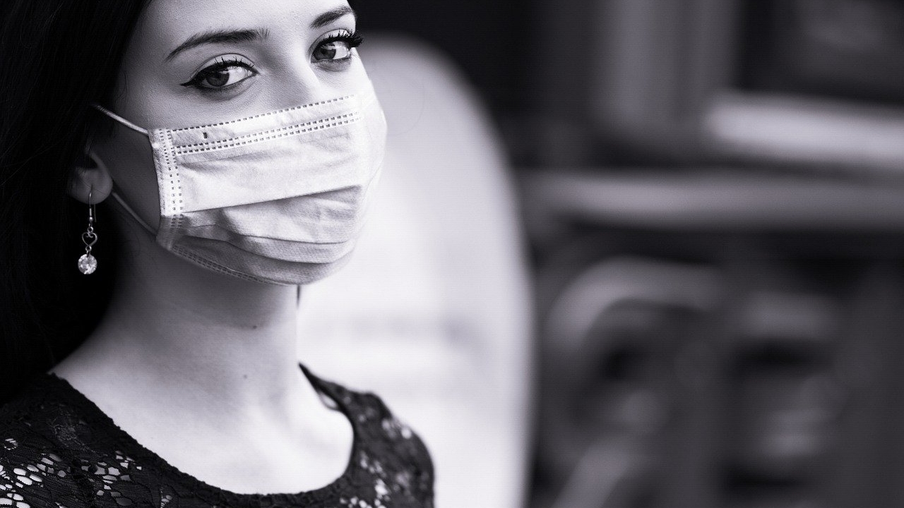 Numărul în creștere al tinerilor diagnosticați cu COVID-19 ar putea fi catastrofal. Avertismentul unei specialiste