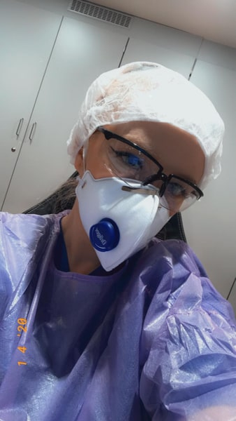 Karina are 24 de ani, dar aste nu înseamnă că face pasul înapoi, în lupta contra pandemiei