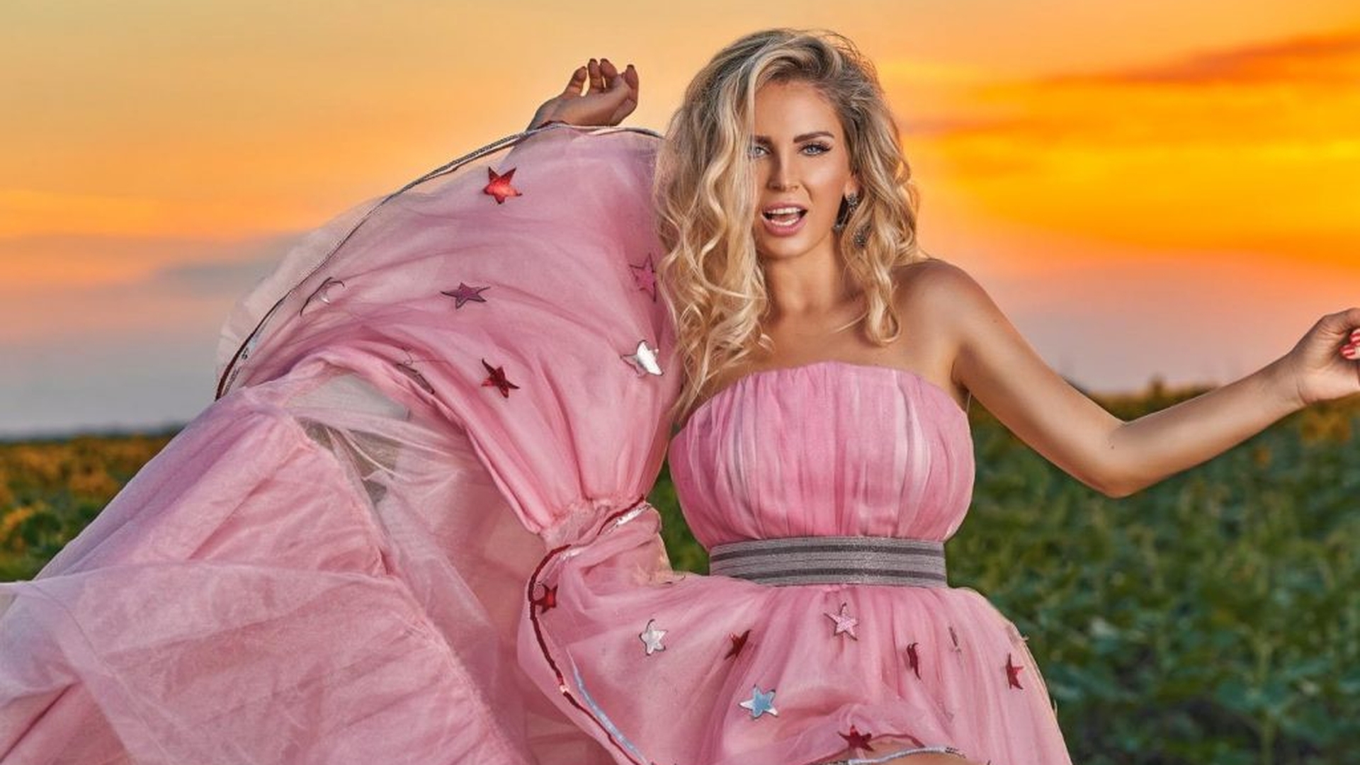 Andreea Bănică a dat cărțile pe față! Câte operații estetice are artista
