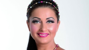 Gabi Cristea a iesit pe plaja imbracata ca la nunta. Ca sa para mai sprintena, si-a dat jos sandalele si a inceput sa danseze