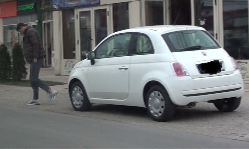 Adrian Alexandrov traversează în grabă strada