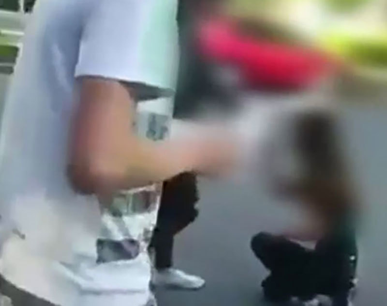 Fata este stropită inclusiv cu apă de un băiat