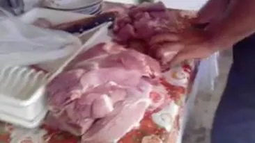 VIDEO In Romania se moare de foame si nu prea! Un cuplu din Rosiorii de Vede se filmeaza si se felicita ca are carne de porc: Ce barbat am, mi-a luat carne de porc, uitati bai spaniolilor aici!