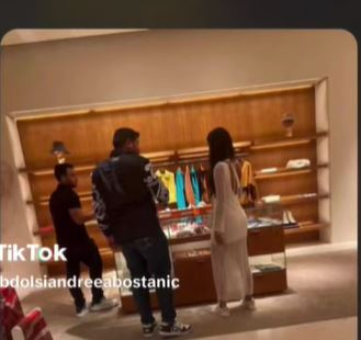 Andreea Bostănică, la cumpărături în mall, în compania presupusului iubit arab. Imaginile au apărut după ce a negat relaţia