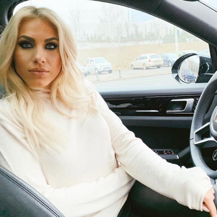 Amna, la volanul mașinii sale / foto: Instagram