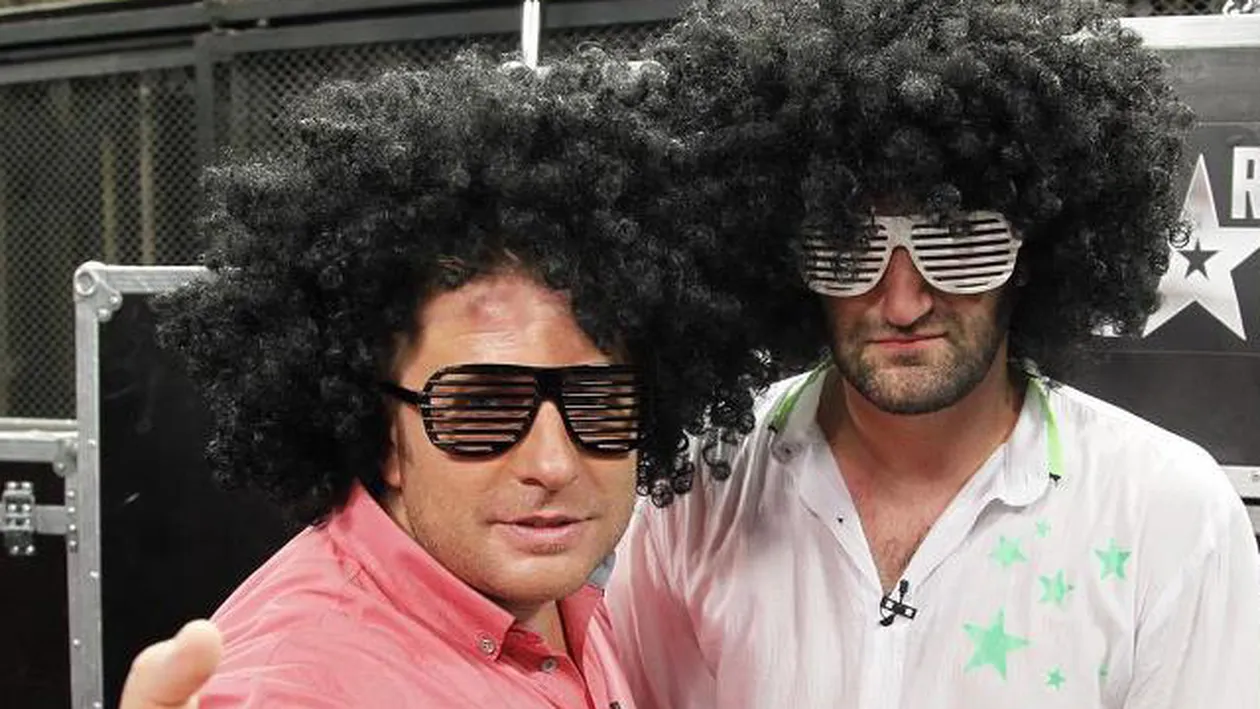 Smiley si Pavel Bartos au plecat sa controleze trenurile! Cum s-au imbracat prezentatorii pentru o astfel de misiune