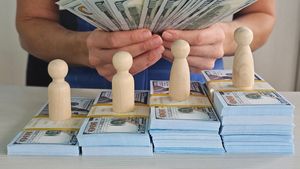 Averile miliardarilor cresc tot mai repede! Cei mai bogați 12 oameni din lume au mai mulți bani decât cei mai săraci 4 miliarde la un loc