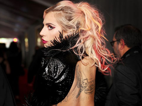 Lady Gaga suferă de o afecţiune rară care se manifestă prin dureri cronice