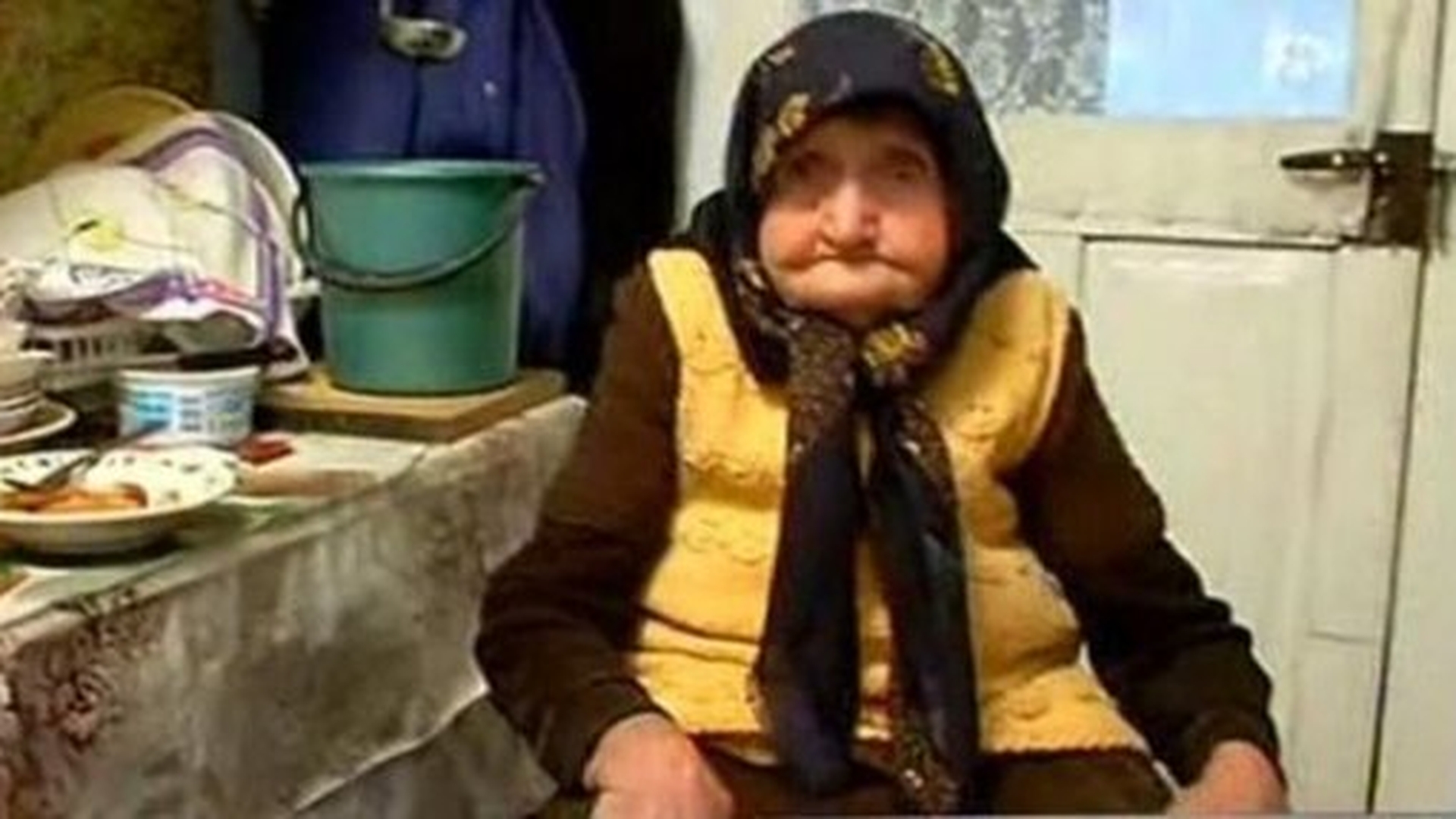 La 93 de ani, mamaia Maria îşi taie singură lemnele şi îşi alină singurătatea împletind! Femeia este văduvă şi şi-a îngropat 5 copii