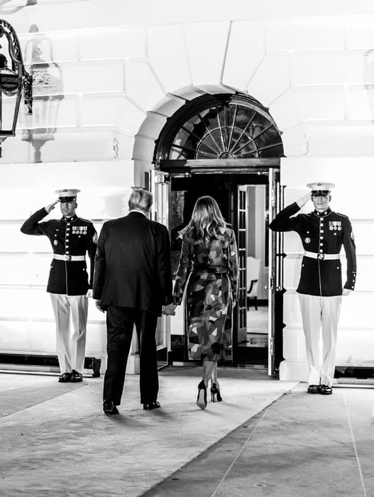 Jill Biden, apariția ravisantă la ceremonia de învestire a soțului ei în funcţia de preşedinte al SUA. Melania Trump a încălcat tradiţia transferului puterii | FOTO & VIDEO