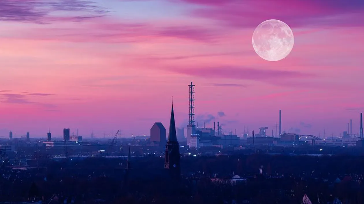 Ce este Superluna Roz, fenomenul care va fi vizibil chiar la noapte! Ce se întâmplă, de fapt, cu Luna