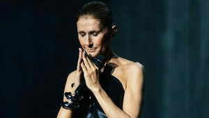 Celine Dion, în lacrimi la revenirea pe scenă. Ce mesaj le-a transmis fanilor de la Paris