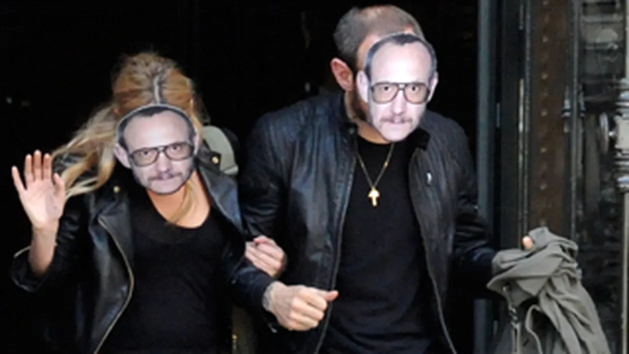 Kate Moss e dispusa la orice! S-a mascat intr-o reclama