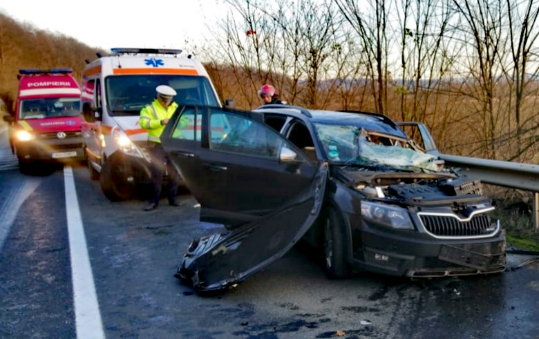 Elicopter SMURD, solicitat la un accident îngrozitor în Arad. O mașină în care se aflau părinții și un copil s-a izbit de un TIR care circula regulamentar
