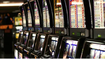 Ea e cea mai tare gospodina! Dupa ce-a facut piata, a cheltuit restul de bani la… pacanele!