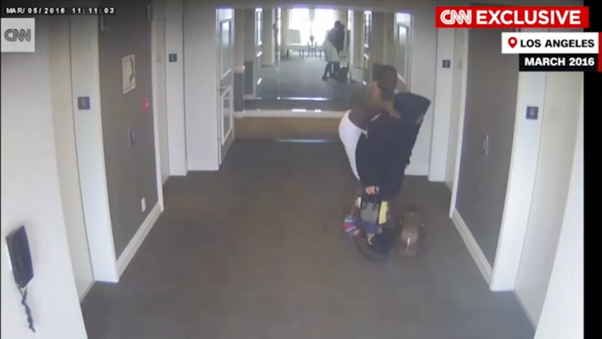 În clip, Cassie fuge de Diddy, dar acesta o prinde înainte să urce în lift. (SURSA: CNN)