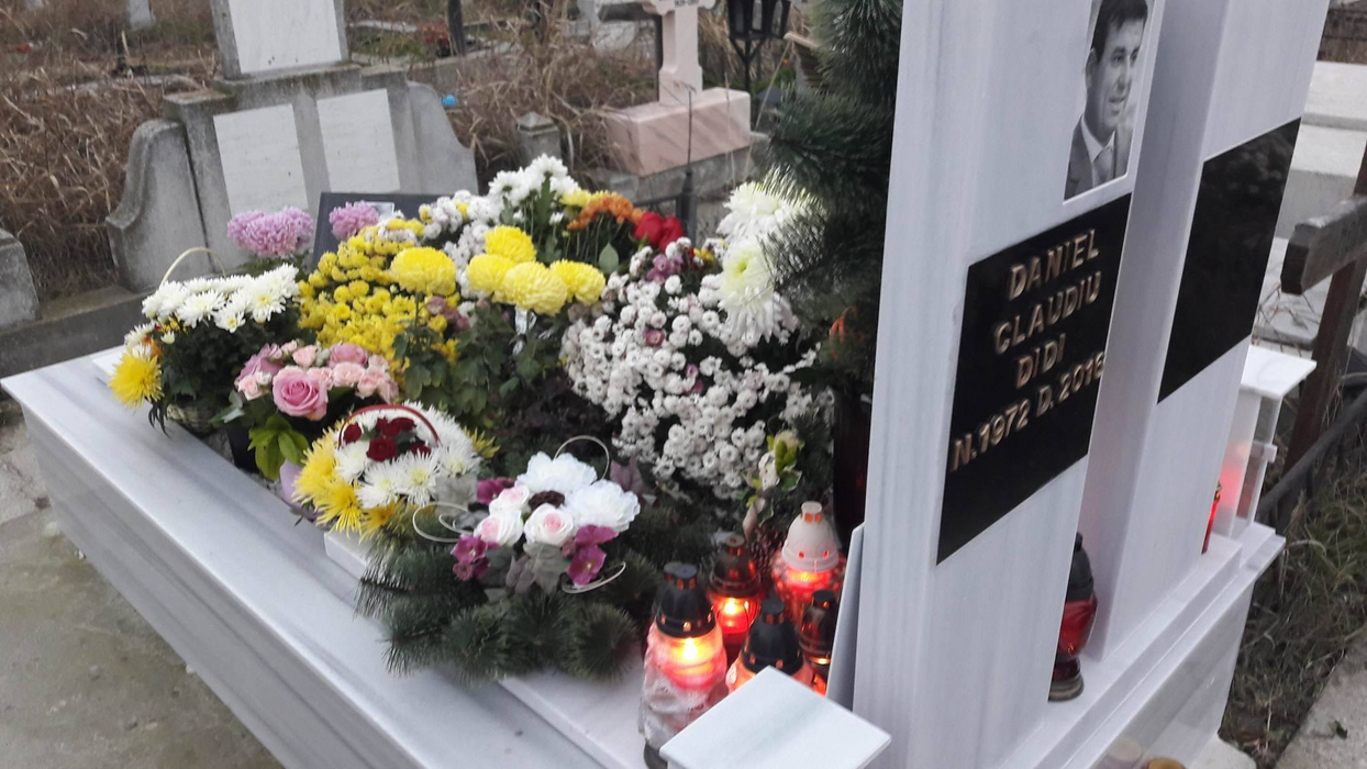 Mormântul lui "Didi” Prodan, plin de flori şi lumânări