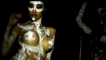 VIDEO Sani goi si semne obscene, in ultimul clip al lui  Sasha Lopez