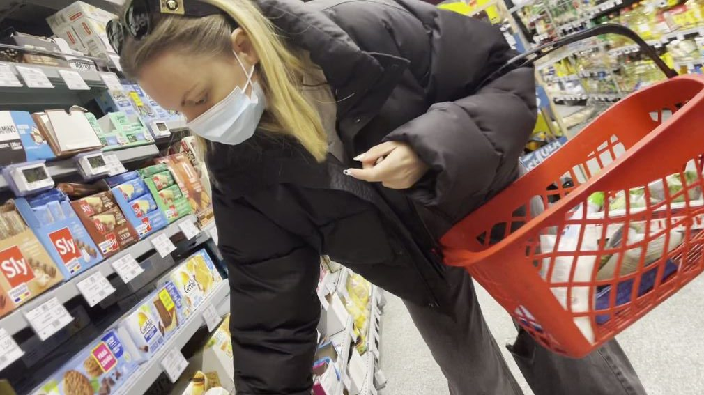 Alexandra Stan, în plină acțiune în supermarket
