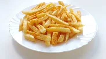 Prețuri „bombă” pe litoral! Cât a ajuns să coste o porție de 150 de grame de cartofi prăjiți la autoservirile din Mamaia, în iulie 2022