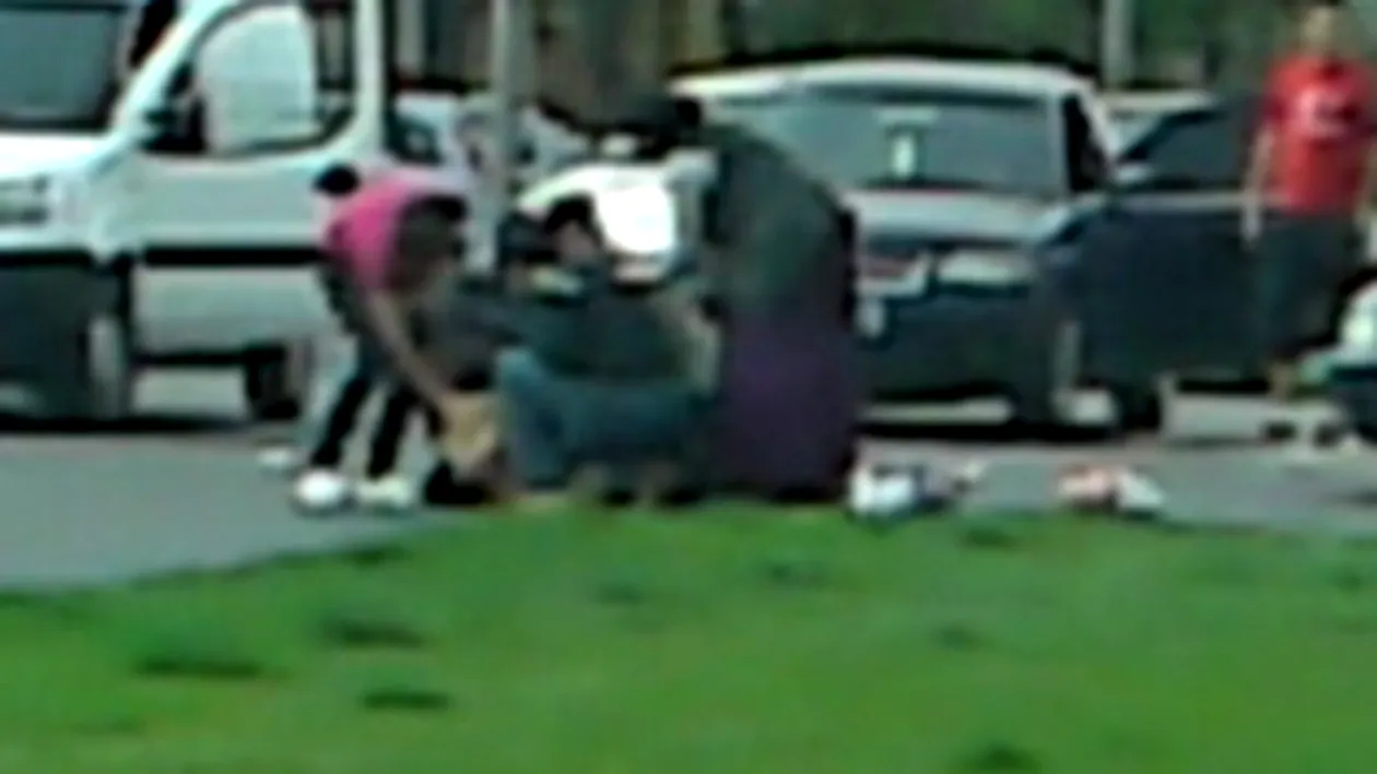 VIDEO Imagini din salbaticie! O femeie lovita de masina in Craiova este jefuita de cativa trecatori! I-au furat tot ce avea