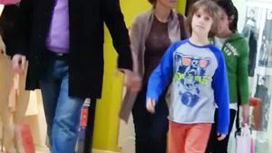 Andreea Esca s-a distrat la mall cu familia! Au intrat la magazinele cu reduceri, insa au plecat cu mainile goale