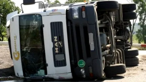 Pericol de explozie! Un TIR cu 24 de tone de azotat de amoniu s-a răsturnat în Timiş