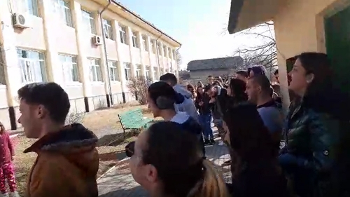 Protest inedit la un liceu din Dăbuleni. Zeci de elevi și părinți cer demisia directorului, după ce mai mulți copii s-au intoxicat la școală - VIDEO