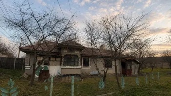 Localitatea din România în care poți cumpăra o casă tradițională cu doar 8.000 de euro. Terenul are 2320 de metri pătrați