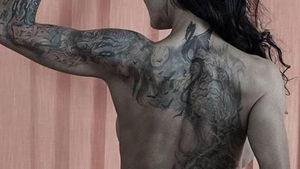Si ce spate tatuat, bine lucrat, rasare! Recunosti al cui e oare? A trecut de prima tinerete si arata demential