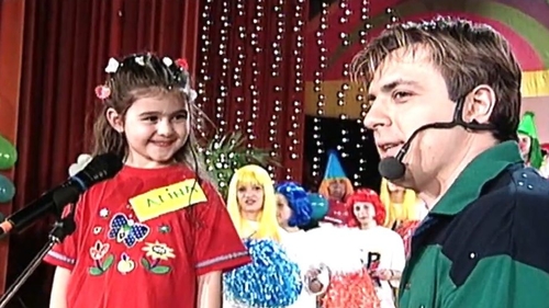 Cine e fetița care, în 1998, refuza să îi dea batista lui Horia Brenciu la televizor? Acum,  e una dintre cele mai cunoscute cântărețe de la noi