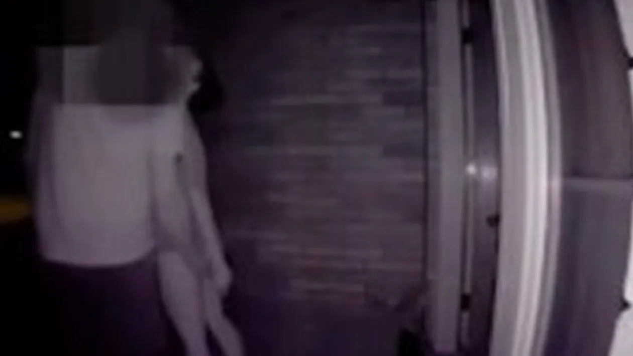 A aflat că este înșelată cu ajutorul camerelor de supraveghere din fața casei. Și-a văzut soțul alături de o femeie aproape dezbrăcată