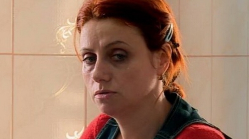 Traieste cu mortii in cimitir! Mama fetitei macelarite intr-un subsol de bloc a ajuns sa bantuie zi si noapte printre morminte!