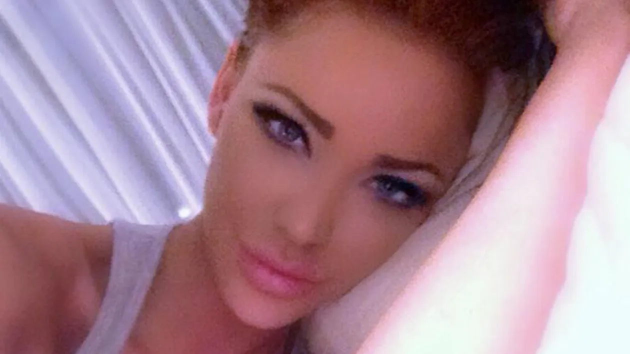 Bianca Slav, inconjurata de femei aproape dezbracate! Roscata s-a simtit bine in compania lor: Imi place sa stau printre ele