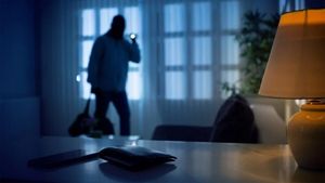Ce trebuie să faci, de fapt, dacă tocmai ți-a intrat un hoț în apartament sau în casă