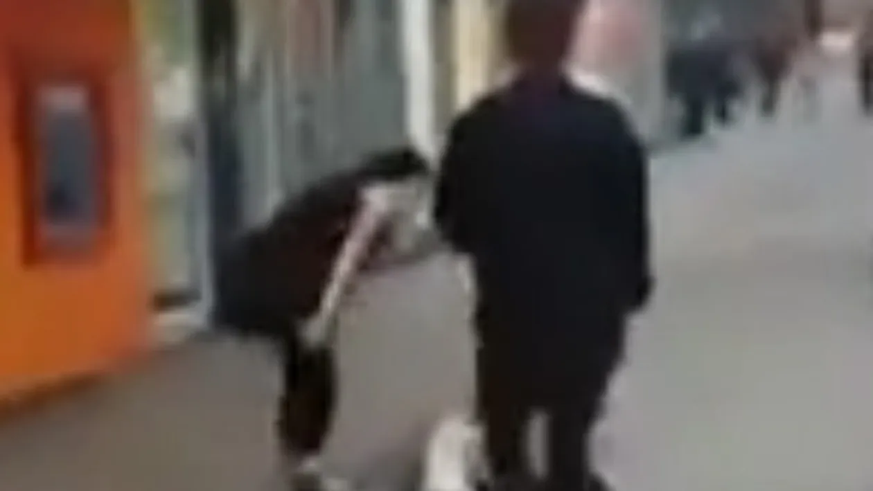 VIDEO SOCANT! Tânără de 19 ani, filmată in timp ce snopea in bătaie un bătrân de 80 de ani, pe stradă