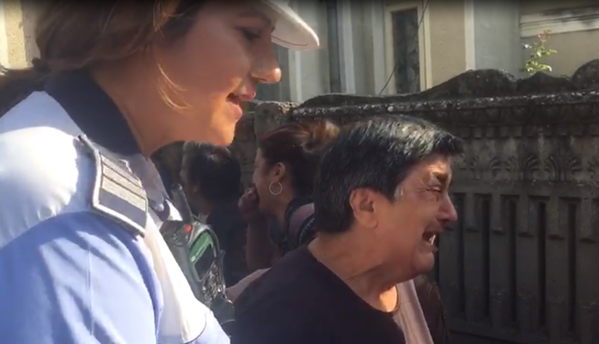 Transfigurată de durere, mama Luizei Melencu s-a luptat cu jandarmii ca să ajungă la Gheorghe Dincă. Ce a strigat bunica fetei