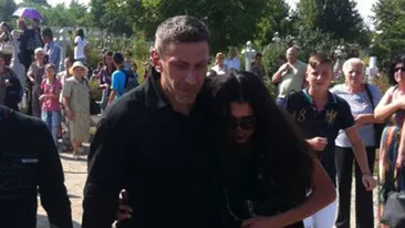 Doamne, cata durere! Una dintre surorile Gabor a lesinat cand mama lor a fost bagata in groapa! A cedat din cauza suferintei