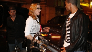 Madonna a inchiriat un cinematograf pentru ea sI gasca ei