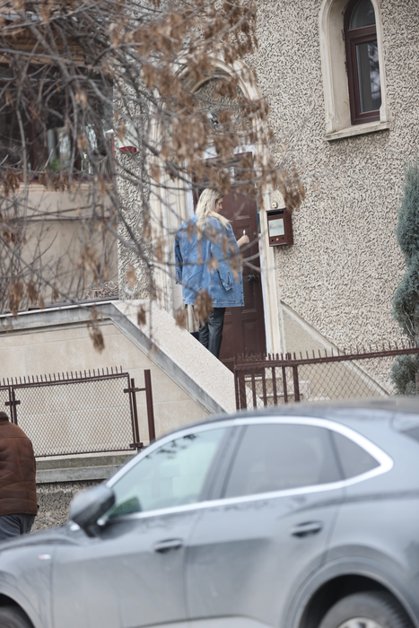 Irina Tănase descuie ușa casei (Foto: CANCAN.RO)