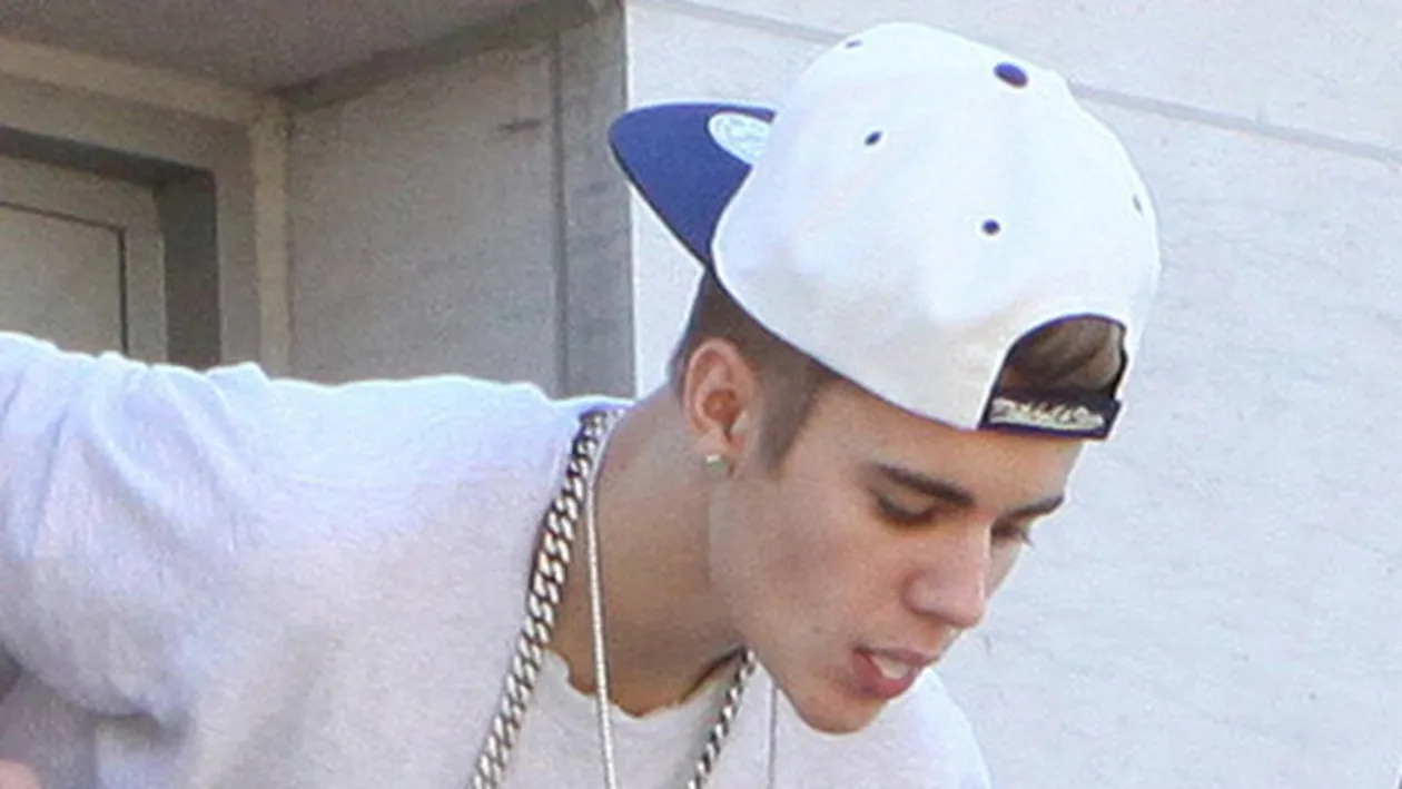 Gestul REVOLTATOR facut de Justin Bieber! In timp ce fanii ii strigau numele la intrarea in hotel, a iesit pe balcon si...