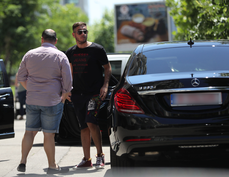 Fulgy al Clejanilor a picat examenul de BAC cu nişte note ruşinoase, dar a primit cadou de la părinţi un Mercedes în valoare de 100.000 de euro!