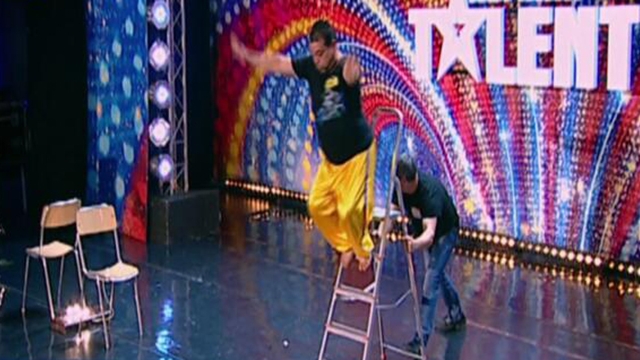 Panica si sange la "Romanii au talent" Ce s-a intamplat cand acest barbat a sarit de pe scara in cioburi! Toti au urlat de durere