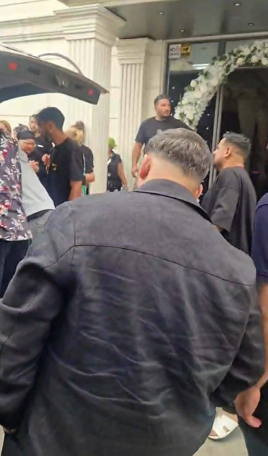 Imagini dureroase de la priveghiul lui Memis Selciuc. Sute de oameni au venit să își ia adio
