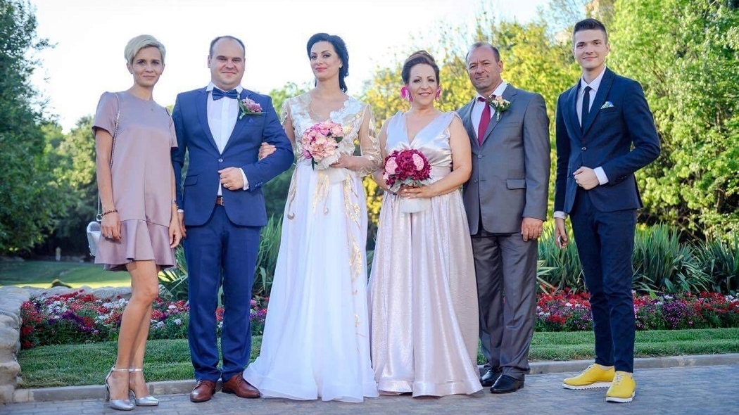 Cântăreaţa Făniţa Modoran, păcălită să-şi pună pirostriile. Au pus-o să se îmbrace mireasă pentru o prezentarea de modă, dar de fapt era nunta ei