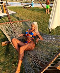 Revoltător! Loredana Chivu s-a fotografiat dezbrăcată lângă bradul de Crăciun