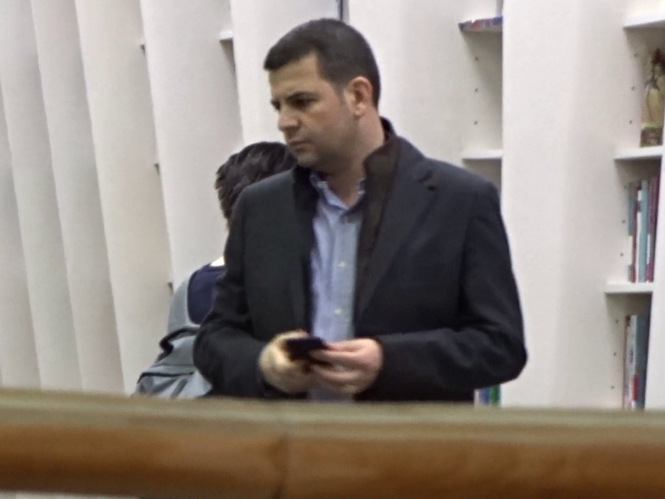 Ministrul Mediului şi-a găsit un bun refugiu într-o librărie din mall-ul din Băneasa