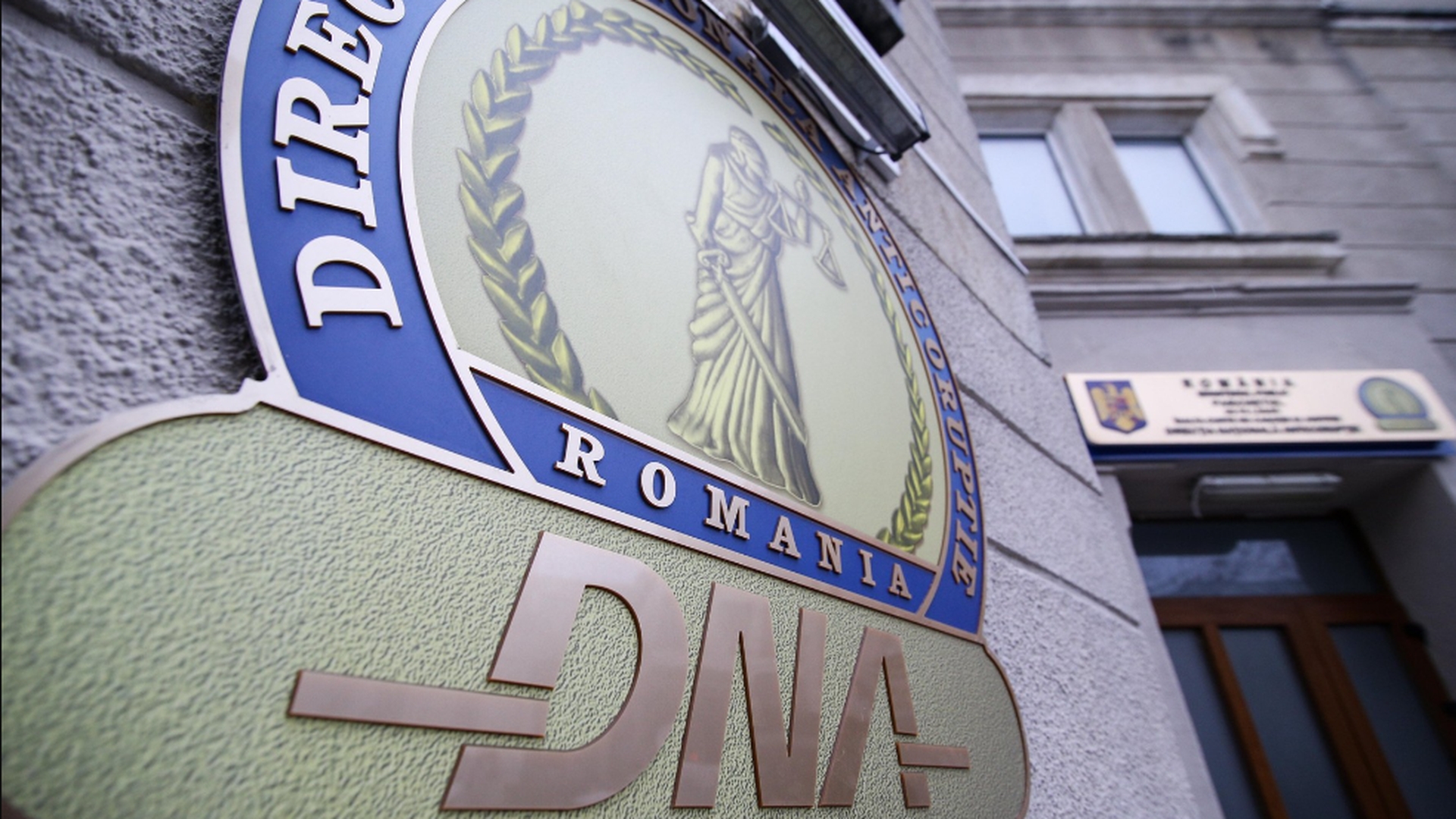 Doi inspectori Antifraudă au fost reținuți de DNA! Sunt acuzați că ar fi cerut 10.000 de euro mită de la administratorul unei firme